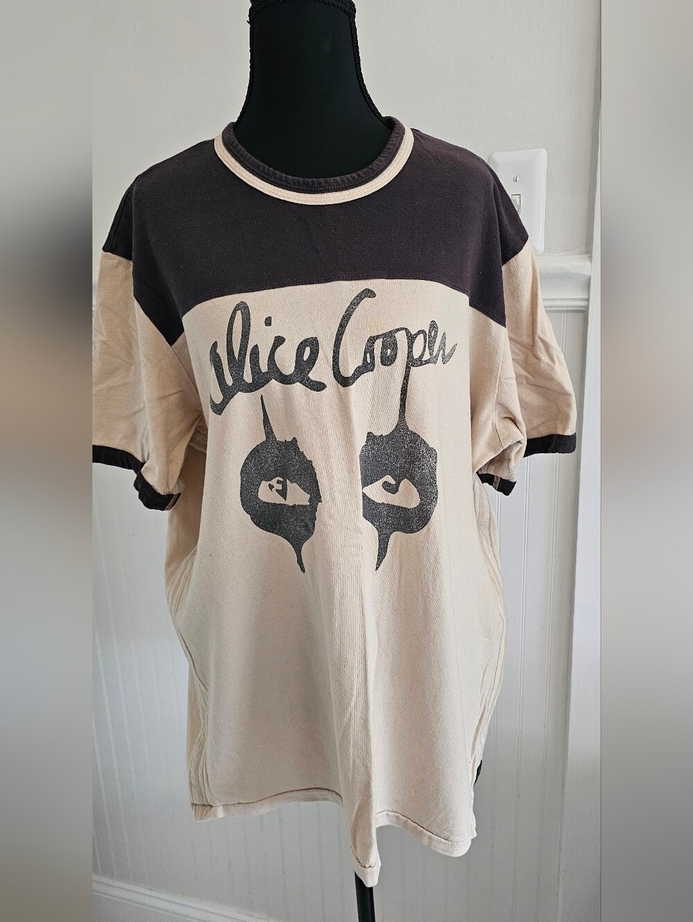 🌈 RARE Alice Cooper Trunk Ltd. Graphic Tee in Beige and Black - Collectible XL